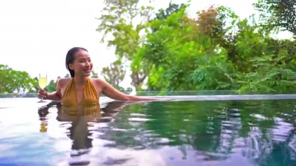 Πλάνα Από Την Όμορφη Ασιατική Νεαρή Γυναίκα Χαλαρώνοντας Στην Πισίνα — Αρχείο Βίντεο