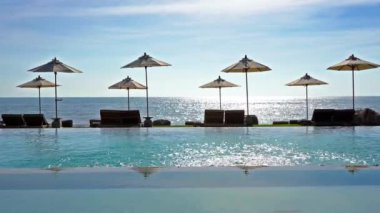 Güzel dalgalı denizin sakin görüntüleri.