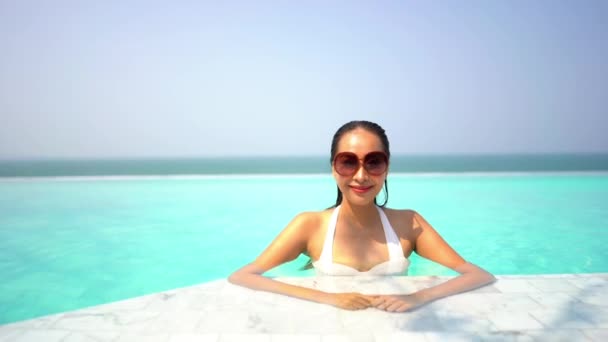 美丽的亚洲年轻女子在游泳池里放松的镜头 — 图库视频影像