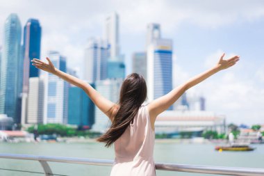 Güzel Asyalı kadın gülümseme ve mutlu Singapur şehirde seyahat etmek