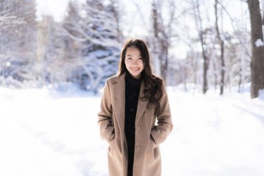 Portre genç güzel Asyalı kadın mutlu seyahat gülümseme ve kar kış sezonu Hokkaido Sapporo Japonya'da zevk.