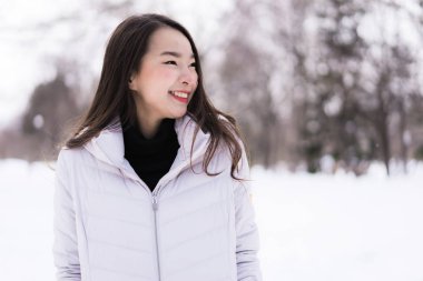 Güzel genç Asyalı kadın mutlu seyahat kar kış sezonu Hokkaido Japonya ile gülümseyen