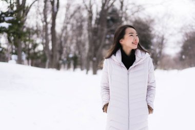 Güzel genç Asyalı kadın mutlu seyahat kar kış sezonu Hokkaido Japonya ile gülümseyen