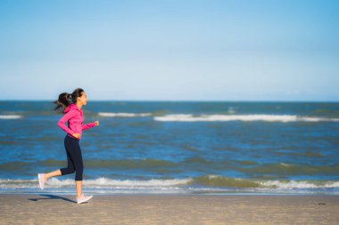 Portre güzel genç Asyalı kadın çalışan ve sağlıklı için tropikal açık doğa plaj deniz Okyanusu üzerinde egzersiz