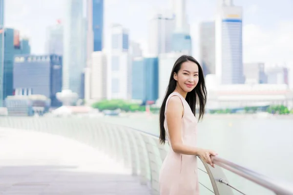 Hermosa Mujer Asiática Sonrisa Feliz Viajar Ciudad Singapur —  Fotos de Stock