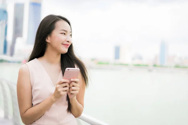 Güzel Asyalı Kadın Konuşmak Veya Metin Için Akıllı Telefon Veya — Stok fotoğraf