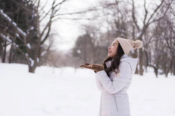Bonita Jovem Mulher Asiática Sorrindo Feliz Com Viagens Temporada Inverno — Fotografia de Stock