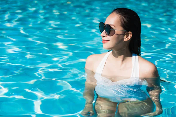 Mooie Jonge Aziatische Vrouw Gelukkig Glimlach Zwembad Voor Ontspannen Vakantie — Stockfoto