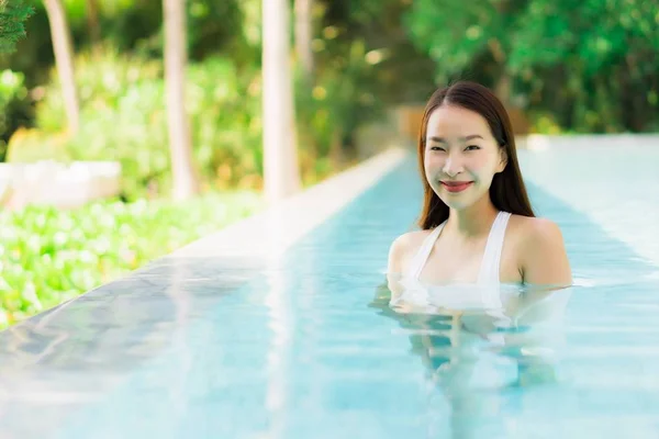 肖像画の美しい若いアジア女性の幸せは 旅行休暇やレジャーのリゾート周辺ホテルのスイミング プールで笑顔します — ストック写真