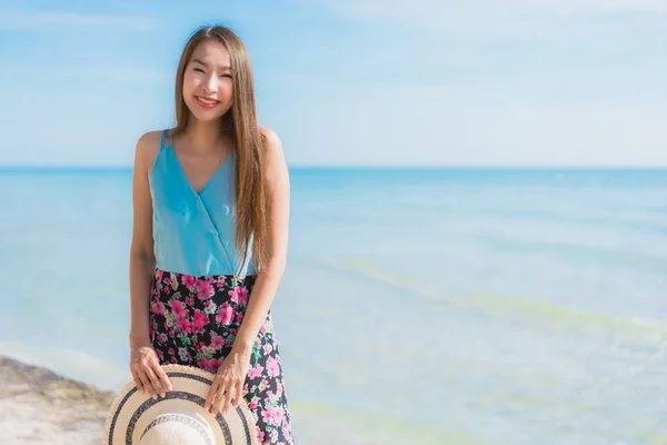 肖像美丽的年轻亚洲女人快乐的微笑放松周围的海滩海洋和海洋休闲旅行和度假 — 图库照片