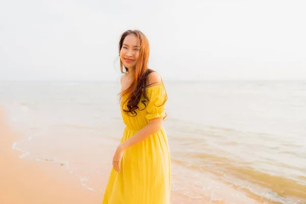 Retrato Bonito Jovem Asiático Mulher Andar Praia Mar Oceano Com — Fotografia de Stock