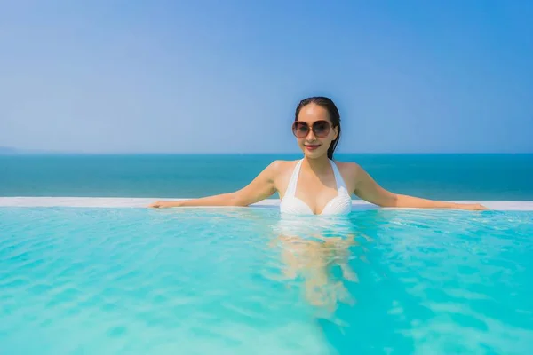 Retrato Hermosa Joven Asiática Mujer Feliz Sonrisa Relajarse Piscina Con — Foto de Stock