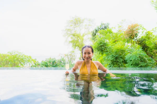 Portrait Belle Jeune Femme Asiatique Avec Verre Champagne Pour Détendre — Photo