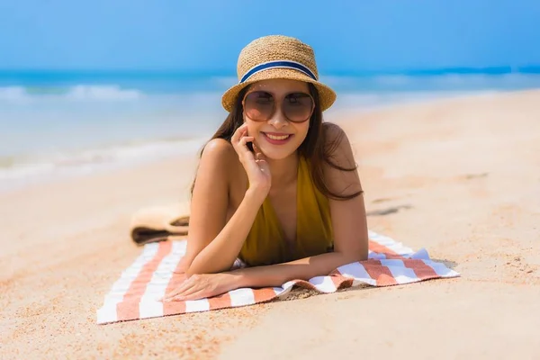 ポートレート美しい若いアジアの女性は 休暇旅行の概念のためのビーチと海で幸せとレジャーを笑顔 — ストック写真