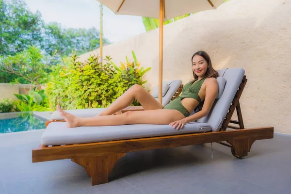 Retrato Hermosa Mujer Asiática Joven Sentada Cubierta Silla Con Paraguas — Foto de Stock