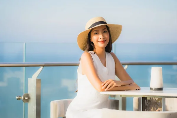 Porträtt Vacker Ung Asiatisk Kvinna Leende Lycklig Sky Bar Och — Stockfoto