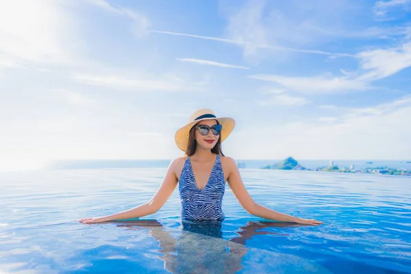 초상화 아름다운 아시아 행복한 여행에 바다와 전망과 리조트에서 수영장 주위에 — 스톡 사진