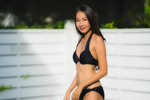 ポートレート美しい若いアジアの女性幸せな笑顔は 休暇中のレジャー旅行のための屋外スイミングプールの周りにリラックス — ストック写真