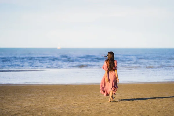Портрет Молодой Красивой Азиатской Женщины Ходить Улыбка Счастливый Пляже Море — стоковое фото