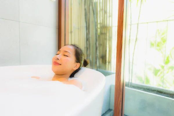 Retrato Joven Hermosa Mujer Asiática Tomar Baño Bañera Para Ocio — Foto de Stock