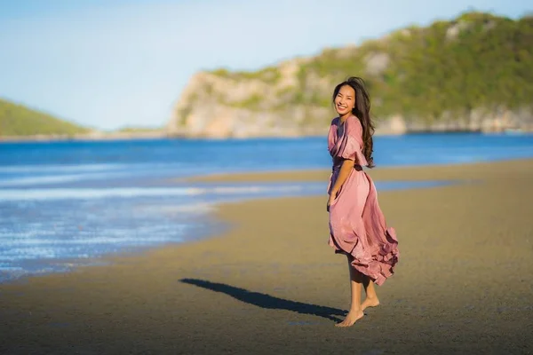 Portret Młody Piękny Asian Kobieta Spacer Uśmiech Szczęśliwy Plaży Morze — Zdjęcie stockowe