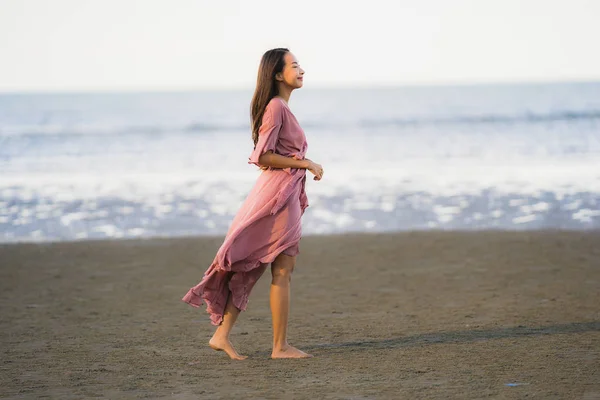 Портрет Молодой Красивой Азиатской Женщины Ходить Улыбка Счастливый Пляже Море — стоковое фото