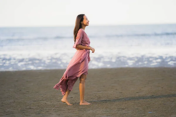 Portret Młody Piękny Asian Kobieta Spacer Uśmiech Szczęśliwy Plaży Morze — Zdjęcie stockowe