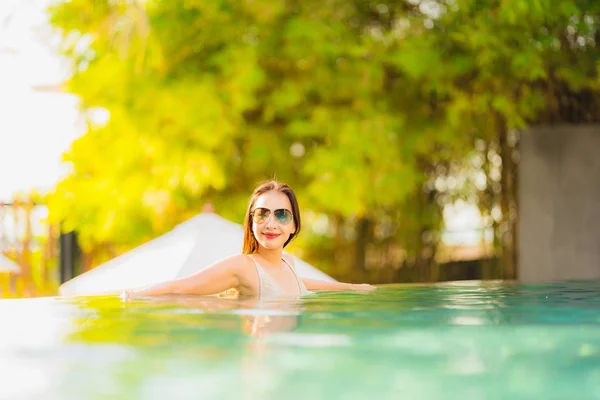 Portrait Jeune Belle Femme Asiatique Heureux Sourire Détendre Dans Piscine — Photo