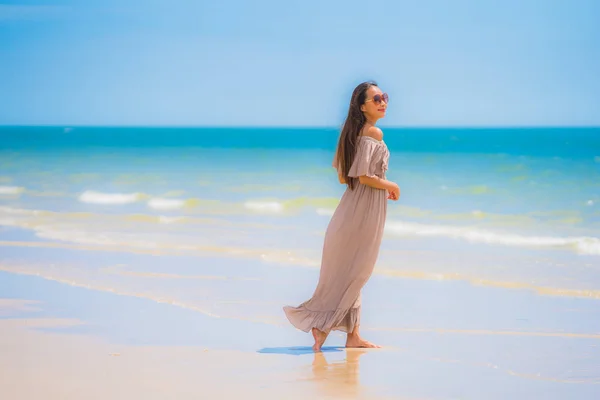 Porträt Schöne Junge Asiatische Frau Glücklich Lächeln Entspannen Tropischen Strand — Stockfoto