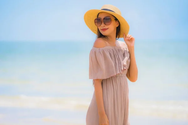 Retrato Bonito Jovem Asiático Mulher Feliz Sorriso Relaxar Tropical Praia — Fotografia de Stock