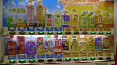 Tokyo, Japonya - 12018 Ağustosta Tokyo civarındaki içecek ve diğer satış makineleri