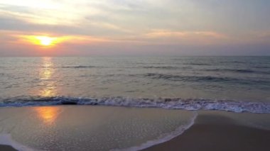 Güzel dalgalı denizin sakin görüntüleri.