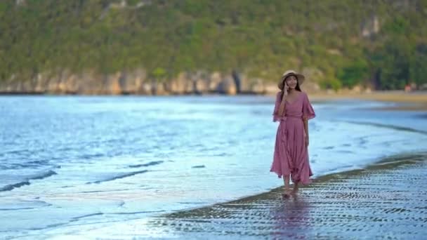 Metraje Mujer Asiática Orilla Del Mar Durante Las Vacaciones Verano — Vídeo de stock