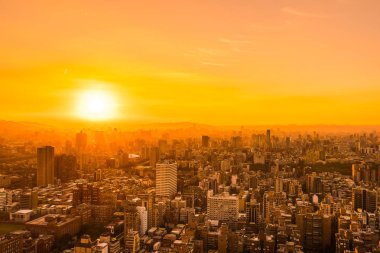 Taipei şehrinin güzel mimarisi Tayvan 'da gün batımında gökyüzüne yükseliyor.