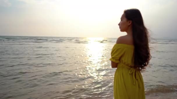 暑假期间在海滨的亚洲女人的镜头 — 图库视频影像