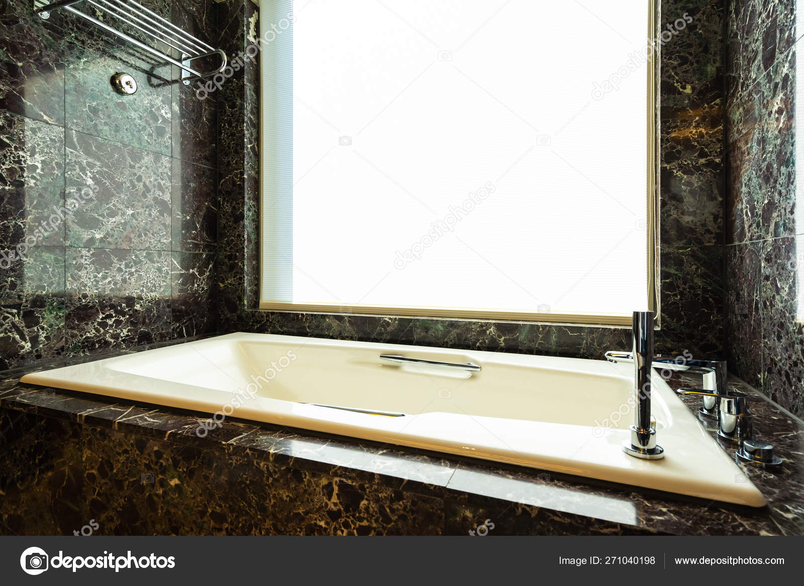 Weiße Schöne Luxus Badewanne Für Entspannung Und Wellness Badezimmer ... Weiße Schöne Luxus Badewanne Für Entspannung Und Wellness Badezimmer ...
