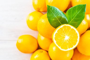 Ahşap masa - sağlıklı gıda kavramı üzerinde taze portakal meyve