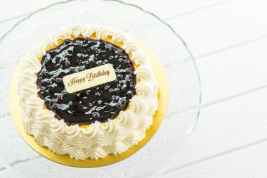 Mutlu yıllar ile yaban mersini peynir pasta ile şekerli tatlı üstüne işaret