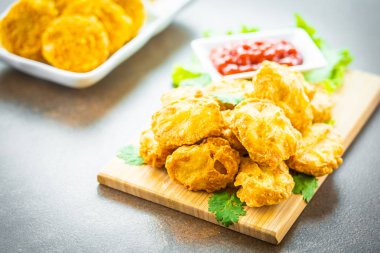 Derin kızarmış tavuk eti çağrı nugget ahşap plaka - fast food ve önemsiz üzerinde domates veya ketçap sos ile