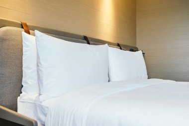 Otel yatak odası iç dekorasyonda yatak beyaz rahat yastık