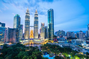 Geceleri dış kuala lumpur manzarası şehirde bina güzel mimari