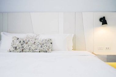 Beyaz yastık ve battaniye güzel lüks yatak odası iç dekorasyonda yatak var