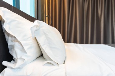 Otel yatak odası iç ışık lambası mobilya dekorasyon ile yatakta Güzel lüks rahat beyaz yastık ve battaniye