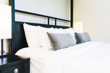 Yatak odası iç ışık lamba dekorasyon uğrama ile yatakta Güzel lüks rahat yastık