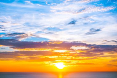 Gökyüzü ve bulut arka plan ile gündoğumu veya gün batımında deniz okyanusunun güzel açık tropikal doğa manzara