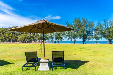 Tatil tatilde eğlence seyahat için etrafında şemsiye ve sandalye ile deniz ve plaj Güzel açık manzara