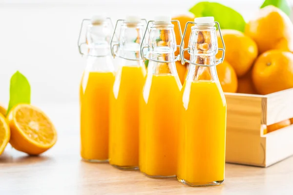 Zumo Naranja Fresco Para Beber Vaso Botella Sobre Mesa Madera — Foto de Stock