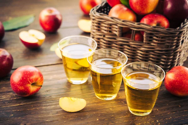 Jugo Manzanas Vaso Con Manzana Roja Canasta Comida Saludable Concepto — Foto de Stock