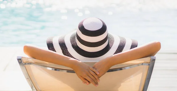 Retrato Hermosa Joven Asiática Mujer Feliz Sonrisa Relajarse Alrededor Piscina — Foto de Stock