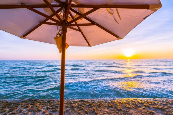 Parasol Stoel Met Kussen Rond Het Prachtige Landschap Van Strand — Stockfoto